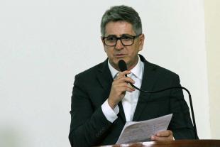 #PraCegoVer: Foto do vereador Aguiar na tribuna, segurando um documento