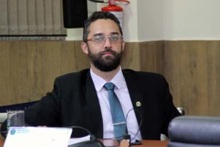 #PraCegoVer: Foto mostra o vereador Alécio Cau sentado em seu lugar, acompanhando a sessão.