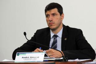 #PraCegoVer: Foto do vereador André Amaral sentado em seu lugar