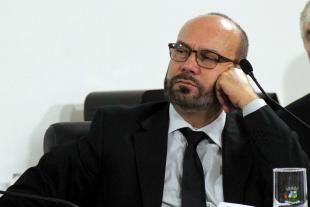 #PraCegoVer: Foto do vereador César Rocha prestando atenção na sessão