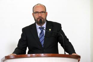 #PraCegoVer: Foto mostra o vereador César Rocha na tribuna discursando para o público.
