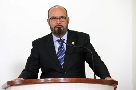 #PraCegoVer: Foto mostra o vereador César Rocha na tribuna discursando para o público.