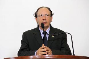 #PraCegoVer: Foto mostra o vereador Henrique Conti na tribuna discursando para o público.