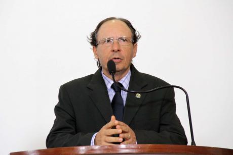 #PraCegoVer: Foto mostra o vereador Henrique Conti na tribuna discursando para o público.