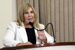 #PraCegoVer: Foto da presidente da Câmara, vereadora Dalva Berto, na tribuna