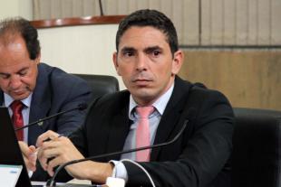 #PraCegoVer: Foto mostra o vereador Franklin sentado em seu lugar, acompanhando a sessão.