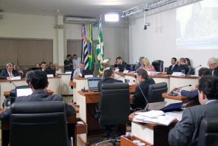 #PraCegoVer: Foto do plenário mostrando parte dos vereadores sentados de lado, voltados para a Mesa Diretora, onde estão os secretários e a presidente do Legislativo ao meio.