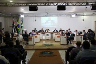 #PraCegoVer: Foto do Plenário da Câmara com os vereadores no centro e parte do público presente nas laterais.