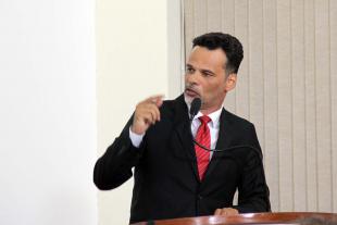 #PraCegoVer: Foto mostra o vereador Giba na tribuna discursando para o público e para a Mesa Diretora.