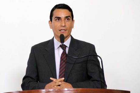 #PraCegoVer: Foto mostra o vereador Kiko Beloni na tribuna discursando para o público.