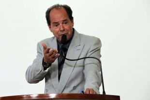 #PraCegoVer: Foto do vereador Mauro Penido na tribuna