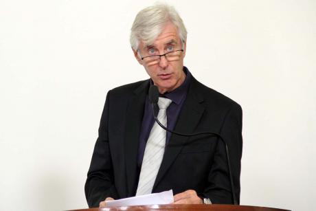 #PraCegoVer: Foto mostra o vereador Mayr na tribuna discursando para o público.