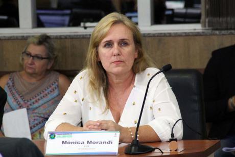 #PraCegoVer: Foto da vereadora Mônica Morandi em seu lugar