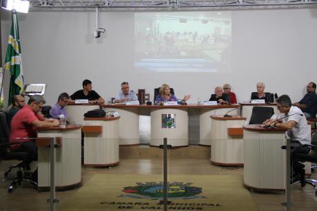 #PraCegoVer Foto dos vereadores sentados no plenário da Câmara. Na mesa também está o secretário da Saúde, Nilton Tordin.