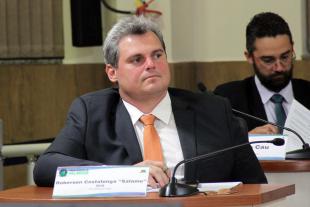 #PraCegoVer: Foto mostra o vereador Roberson Costalonga Salame sentado em seu lugar, acompanhando a sessão.