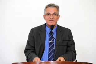 #PraCegoVer: Foto mostra o vereador Israel Scupenaro na tribuna discursando para o público.