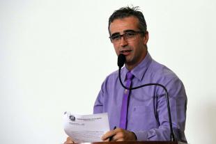 #PraCegoVer: Foto do vereador Edson Secafim na tribuna, segurando um documento