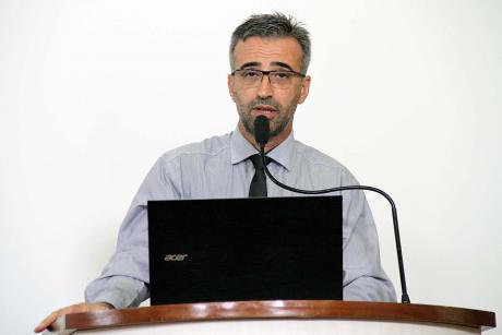 #PraCegoVer: Foto mostra o vereador Edson Secafim na tribuna discursando para o público.