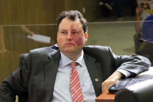 #PraCegoVer: Foto do vereador Veiga sentado em seu lugar