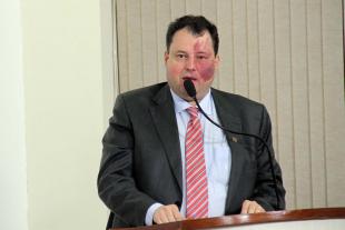 #PraCegoVer: Foto mostra o vereador Veiga na tribuna discursando para o público.