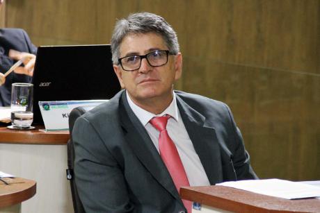 #PraCegoVer: Foto do vereador Aguiar sentado em sua mesa, acompanhando a sessão ordinária.