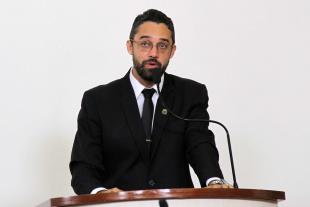 #PraCegoVer: Foto do vereador Alécio Cau discursando na tribuna para os demais vereadores e para o público.