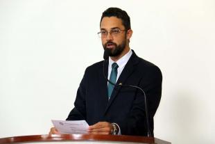 #PraCegoVer: Foto do vereador Alécio Cau discursando na tribuna para os demais vereadores e para o público.