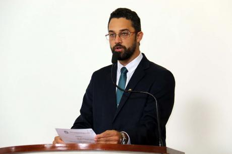 #PraCegoVer: Foto do vereador Alécio Cau discursando na tribuna para os demais vereadores e para o público.