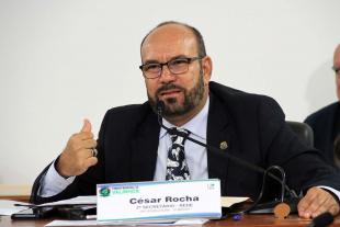 #PraCegoVer: Foto do vereador César Rocha sentado em sua mesa, dirigindo a palavra aos demais vereadores e ao público presente.