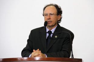 #PraCegoVer: Foto do vereador Henrique Conti na tribuna, dirigindo a palavra ao público presente e aos demais vereadores.