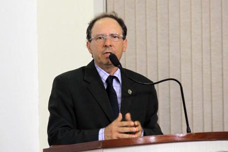 #PraCegoVer: Foto do vereador Henrique Conti discursando na tribuna para os demais vereadores e para o público.