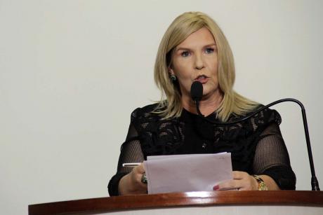 #PraCegoVer: Foto da presidente da Câmara, vereadora Dalva Berto, segurando um documento e discursando na tribuna para os demais vereadores e para o público.