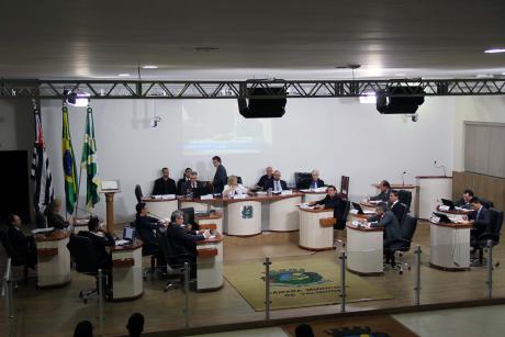 #PraCegoVer: Foto mostra o plenário da Câmara visto de cima, com os vereadores sentados em seus lugares.