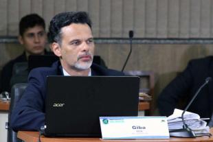 #PraCegoVer: Foto do vereador Giba sentado em sua mesa, acompanhando a sessão ordinária.