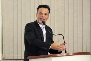 #PraCegoVer: Foto do vereador Giba discursando na tribuna para os demais vereadores e para o público.
