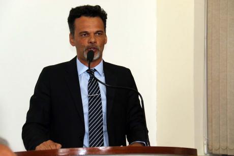 #PraCegoVer: Foto do vereador Giba discursando na tribuna para os demais vereadores e para o público.