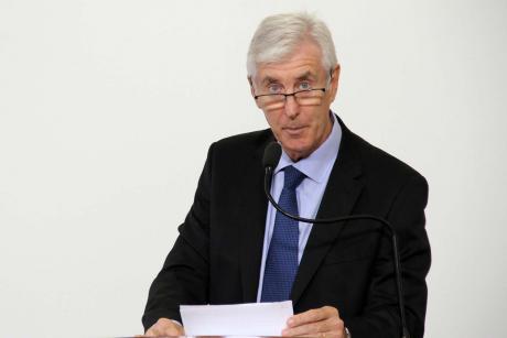 #PraCegoVer: Foto do vereador Mayr segurando um documento e discursando na tribuna para os demais vereadores e para o público.