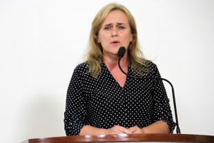 #PraCegoVer: Foto da vereadora Mônica Morandi discursando na tribuna para os demais vereadores e para o público.