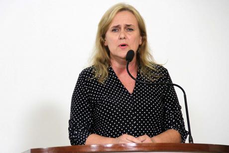 #PraCegoVer: Foto da vereadora Mônica Morandi discursando na tribuna para os demais vereadores e para o público.