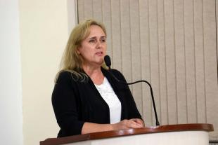 #PraCegoVer: Foto da vereadora Mônica Morandi discursando na tribuna para os demais vereadores e para o público.