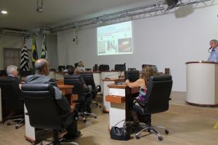 #PraCegoVer: Foto mostra autoridades acompanhando o discurso do secretário de Segurança Pública e Cidadania, Coronel Carlos Roberto Prestes, que está na tribuna.