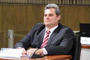 #PraCegoVer: Foto do vereador Roberson Costalonga Salame sentado em sua mesa, acompanhando a sessão ordinária.