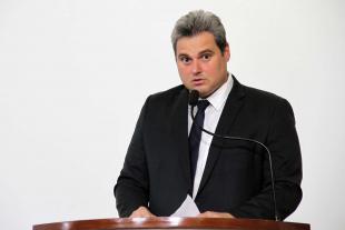 #PraCegoVer: Foto mostra o relator da Comissão de Higiene e Saúde, vereador Roberson Costalonga "Salame", na tribuna, lendo o relatório para os demais vereadores e para o público.