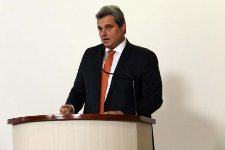 #PraCegoVer: Foto do vereador Roberson Costalonga "Salame" discursando na tribuna para os demais vereadores e para o público.