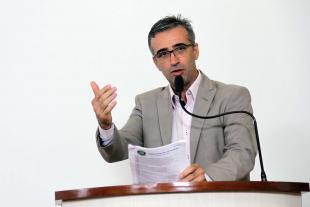 #PraCegoVer: Foto do vereador Edson Secafim discursando na tribuna para os demais vereadores e para o público.