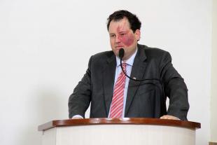 #PraCegoVer: Foto do vereador Veiga discursando na tribuna para os demais vereadores e para o público.