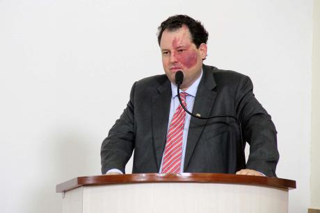 #PraCegoVer: Foto do vereador Veiga discursando na tribuna para os demais vereadores e para o público.