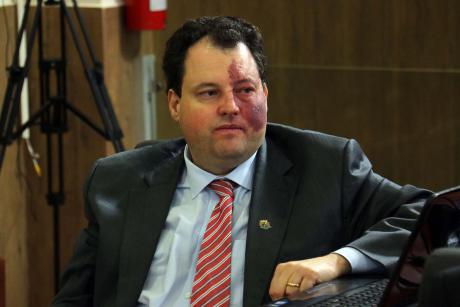 #PraCegoVer: Foto do vereador Veiga sentado em seu lugar, acompanhando a sessão ordinária.