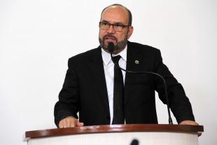 #PraCegoVer: Foto do vereador César Rocha na tribuna da Câmara, discursando para os demais vereadores e para o público.