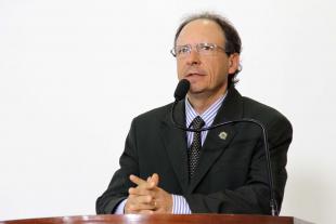 #PraCegoVer: Foto do vereador Henrique Conti na tribuna da Câmara, discursando para os demais vereadores e para o público.